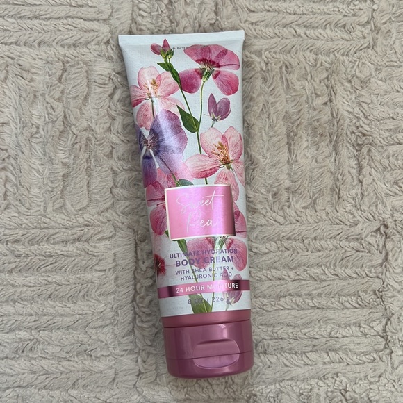 Sweet Pea Ultimate Hydration Body Cream 8oz, Bath & Body Works, New unopened - Picture 13 of 16